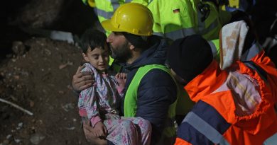 Një tjetër mrekulli në rrënojat e tërmetit në Turqi, 33-vjeçarja del e gjallë me djalin e saj pas 68 orësh